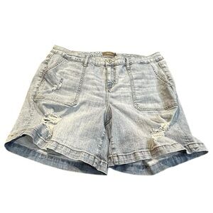 Women’s Torrid‎ jean shorts Blue Light Wash Distressed Shorts 20 super cute!